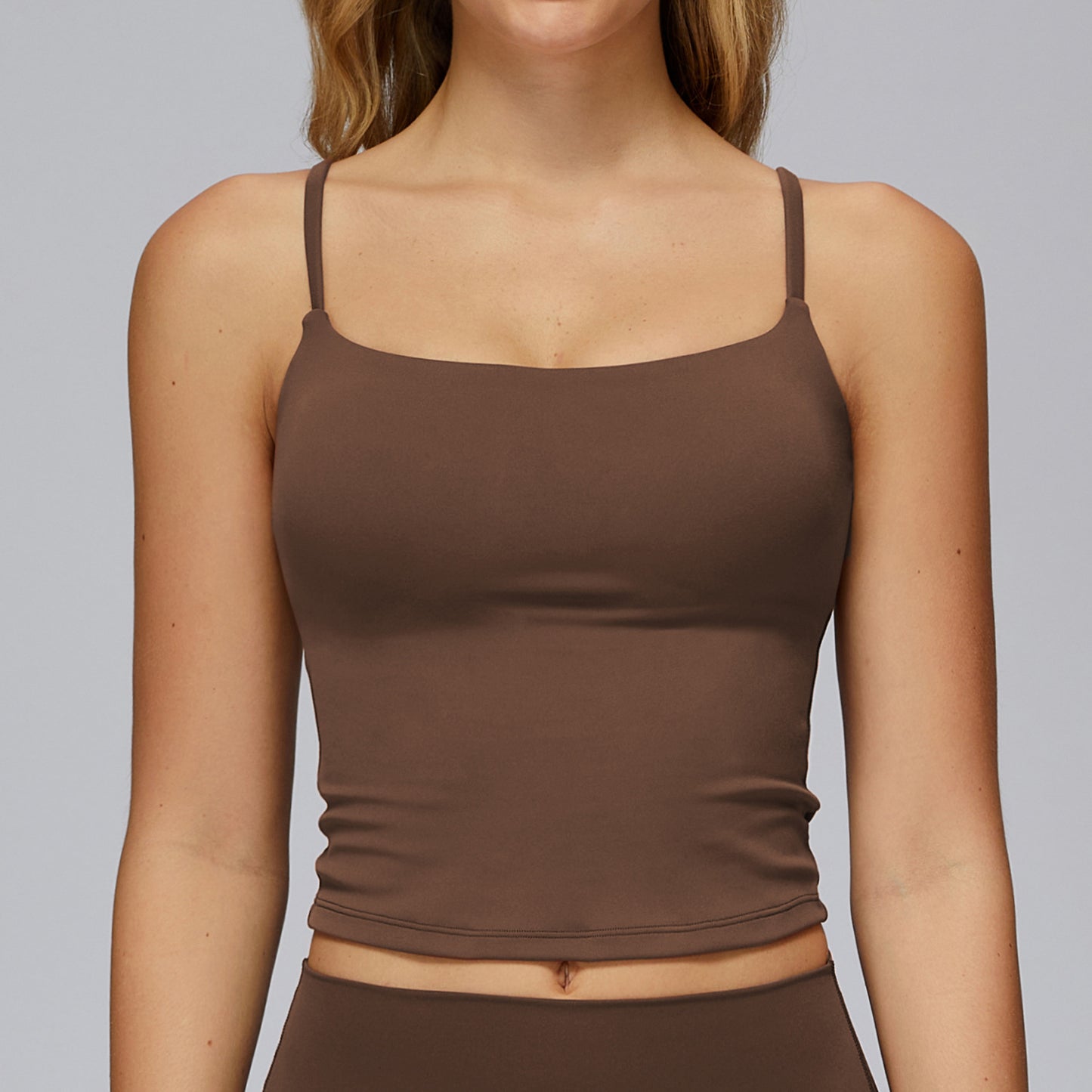 Camiseta de yoga sin mangas con acabado cepillado, espalda descubierta y tirantes dobles.