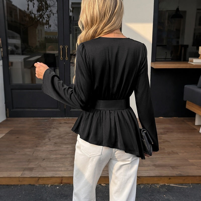 Blusa con bajo con volantes, color liso, cuello en V y manga larga